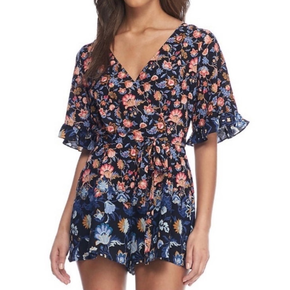 TRIXXI Floral‎ Romper Shorts Small Low V-Neck Lined Elbow Length Sleeves Relaxed